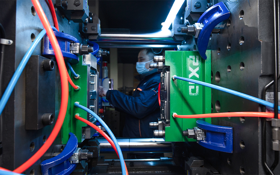 Owns complete mold manufacturing equip-ments and mould development system, can quickly achieve mass production.